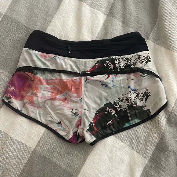 Lululemon Speed Up Shorts - Picture 3 of 7